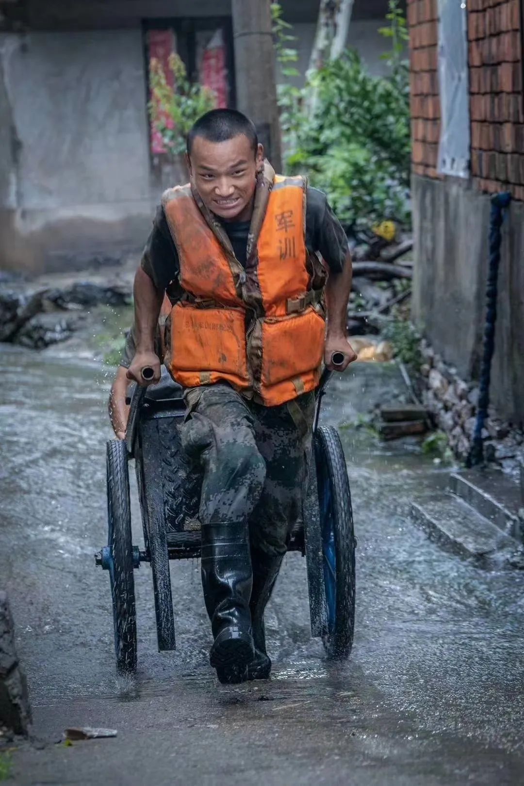 抗洪|57张抗洪图，没有一个标题能承载勇士的付出！