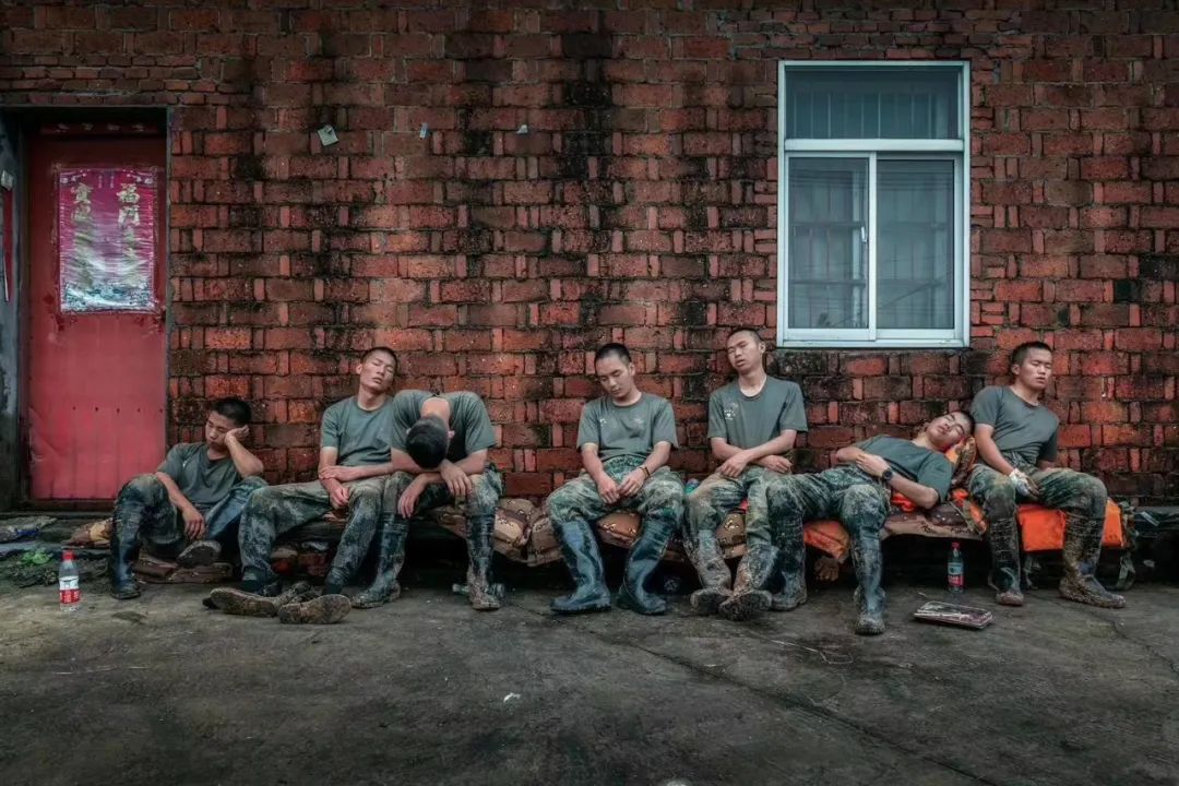 抗洪|57张抗洪图，没有一个标题能承载勇士的付出！