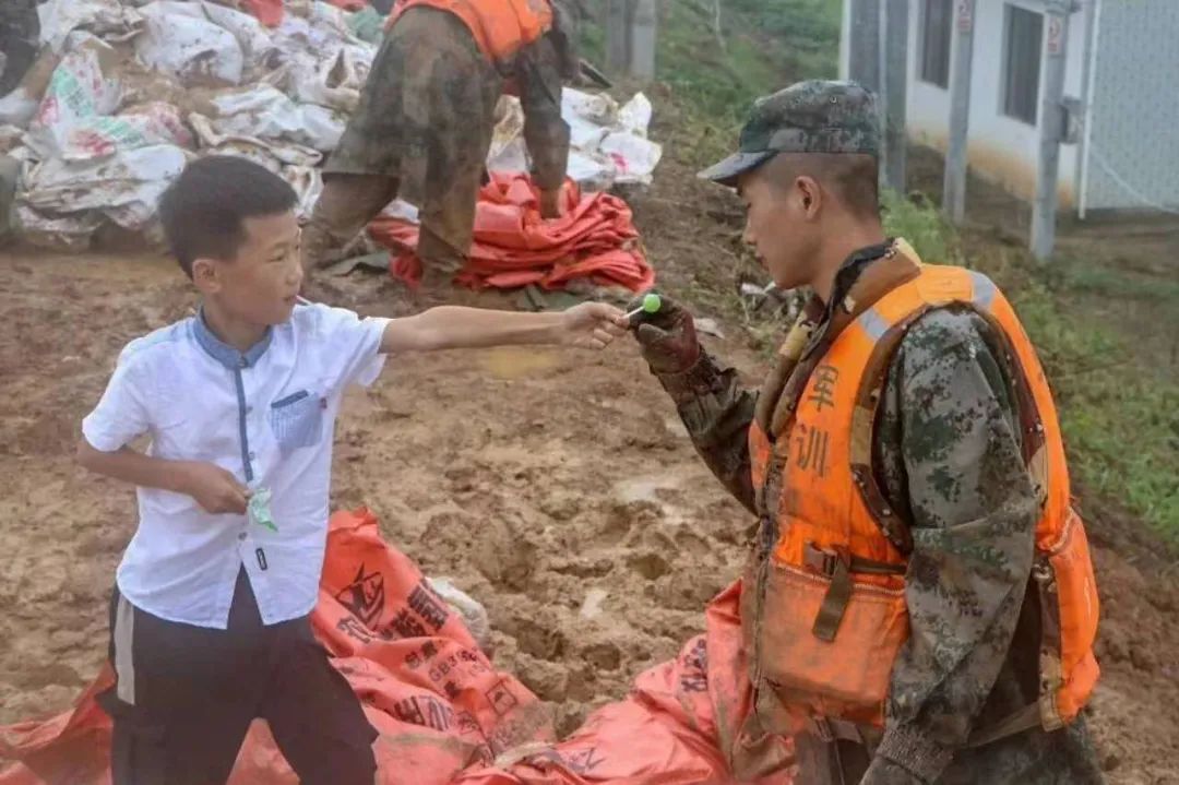抗洪|57张抗洪图，没有一个标题能承载勇士的付出！