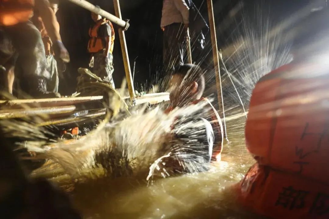 抗洪|57张抗洪图，没有一个标题能承载勇士的付出！