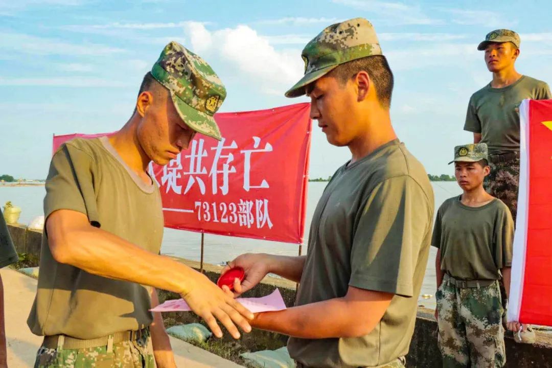 抗洪|57张抗洪图，没有一个标题能承载勇士的付出！