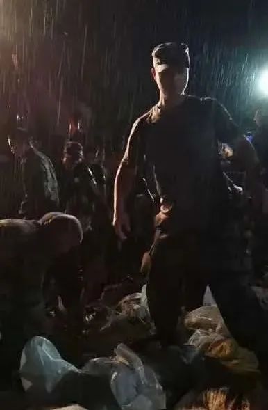 抗洪|57张抗洪图，没有一个标题能承载勇士的付出！