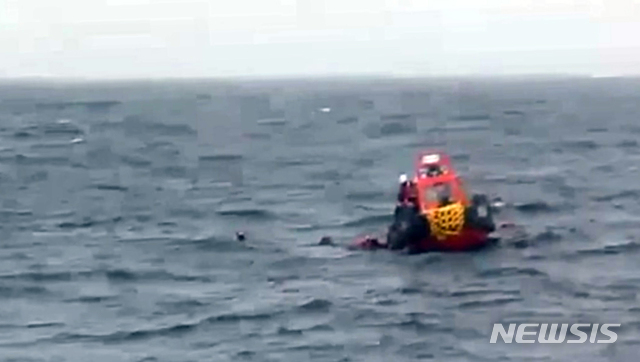 直升机|现场曝光!三名中国人海上漂流 韩国出动直升机舰艇营救