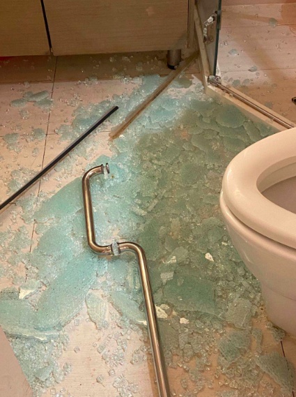 社会|险!精装房浴室玻璃门炸裂,19岁女孩身上多处被扎伤