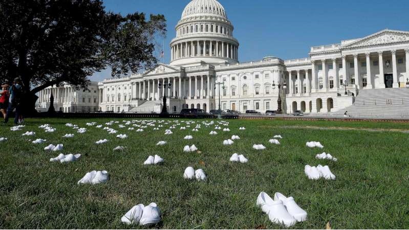 海外网|痛心!美国护士国会外摆164双白鞋抗议:同事一个接一个倒下