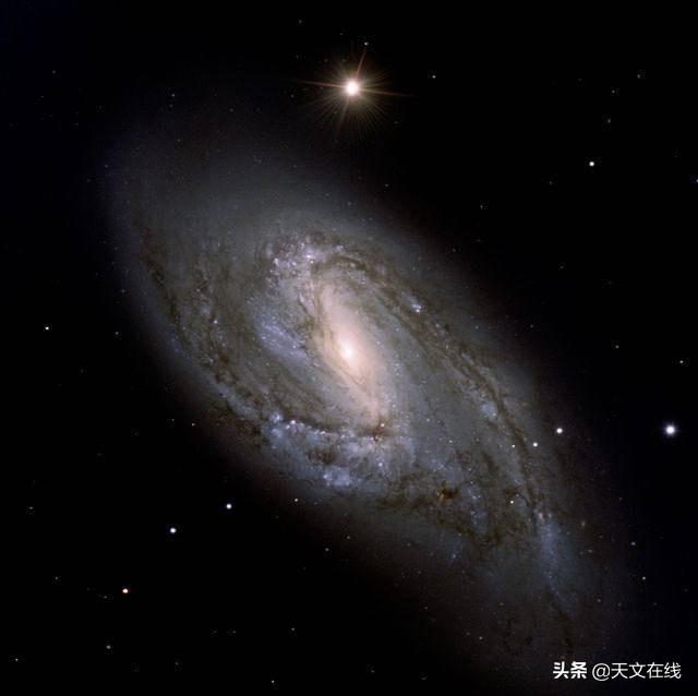 天文|宇宙中的芭蕾舞者，6亿年旋转一圈的裙边——银河翘曲