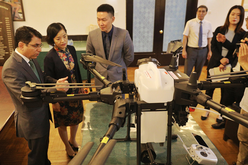 环球网|“把中国最先进农业装备用于巴基斯坦治蝗！”12台大疆植保无人机援巴