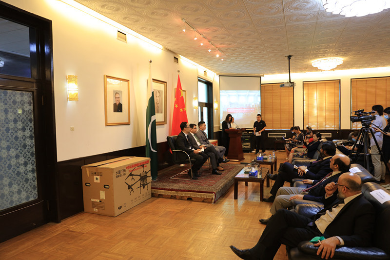 环球网|“把中国最先进农业装备用于巴基斯坦治蝗！”12台大疆植保无人机援巴