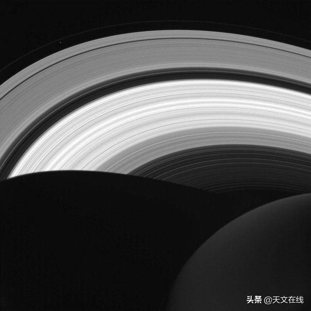 土星|令人窒息的图片：土星环的晨昏线（土星环上美丽的晨昏线）