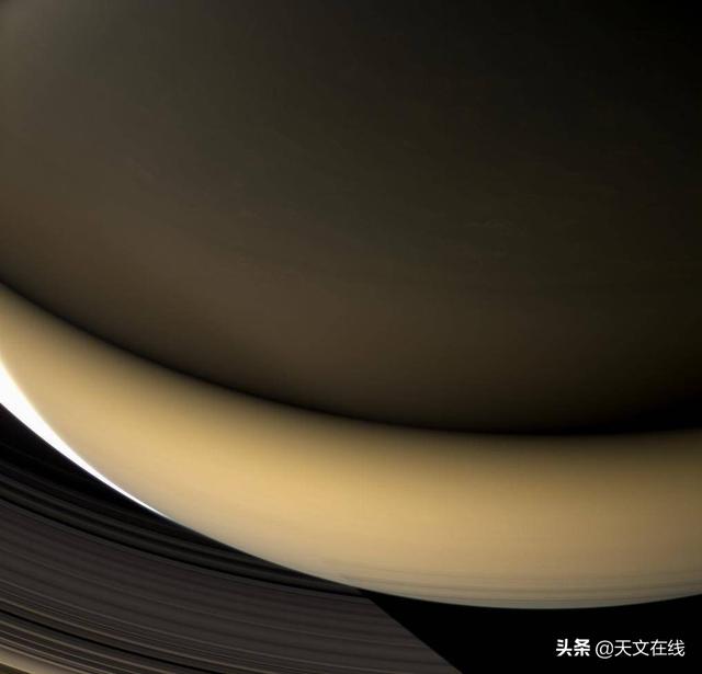 土星|令人窒息的图片：土星环的晨昏线（土星环上美丽的晨昏线）