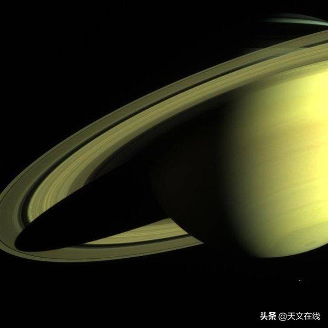 土星|令人窒息的图片：土星环的晨昏线（土星环上美丽的晨昏线）