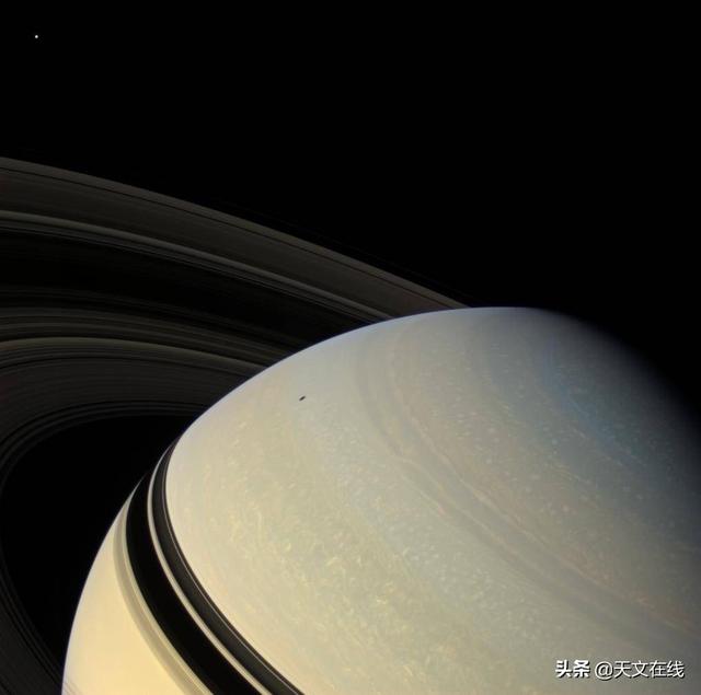 土星|令人窒息的图片：土星环的晨昏线（土星环上美丽的晨昏线）