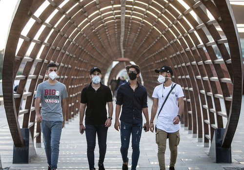 参考消息|“2500万人或已感染” 伊朗为何把疫情说这么重？