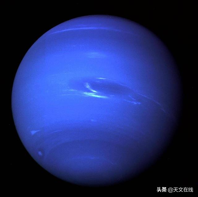 海王星|海王星的两颗卫星在轨道上绕着舞蹈