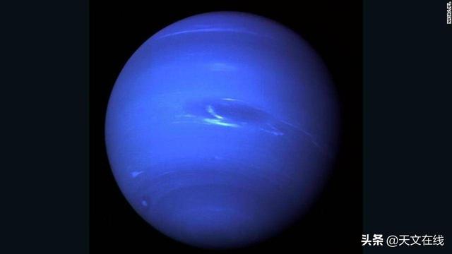 海王星|海王星的两颗卫星在轨道上绕着舞蹈
