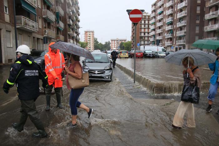 央视新闻客户端|受暴风雨侵袭 意大利米兰城区河水泛滥