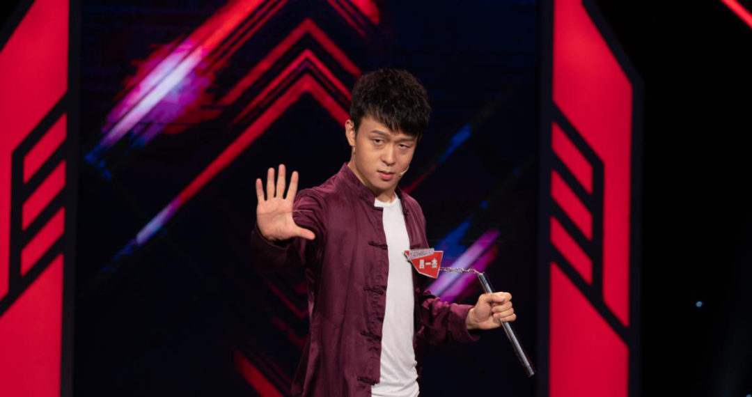 世界双截棍冠军现身见多识广重现李小龙经典动作燃炸全场