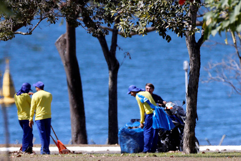 巴西总统|确诊3周检测仍阳性，巴西总统骑摩托兜风未戴口罩与人交谈