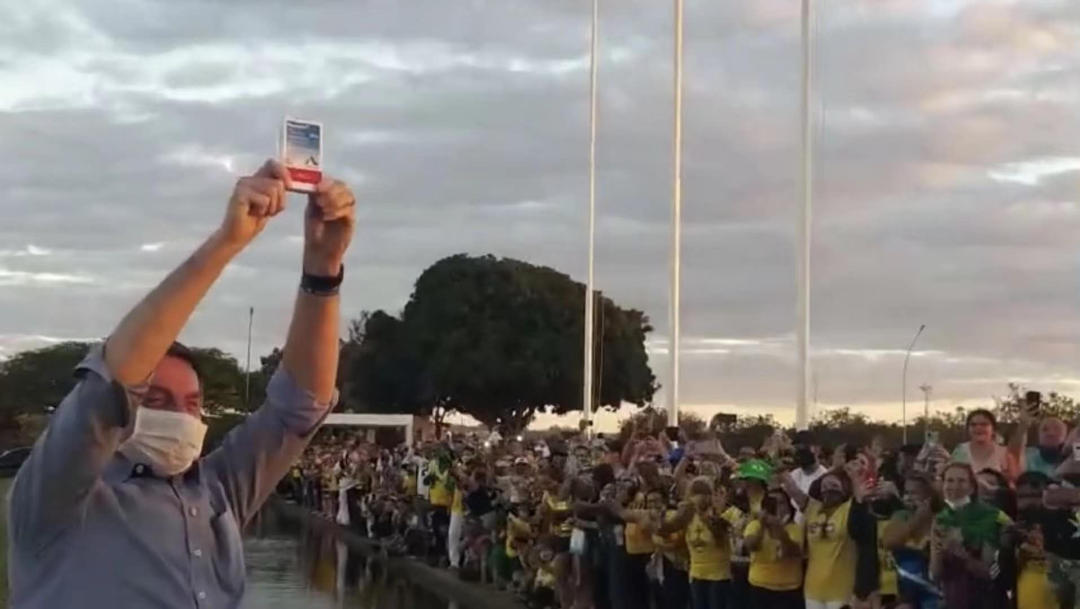 巴西总统|确诊3周检测仍阳性，巴西总统骑摩托兜风未戴口罩与人交谈