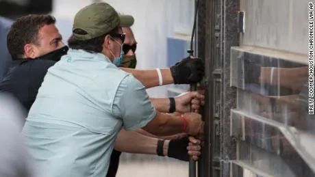 国际|美执法人员破门进入我驻休斯敦总领馆，外交部回应