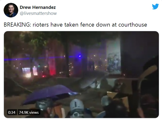 国际社会|“就像战场！”美国波特兰市骚乱升级，投掷物、催泪弹乱飞……