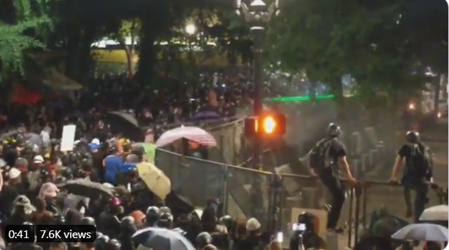 国际社会|“就像战场！”美国波特兰市骚乱升级，投掷物、催泪弹乱飞……