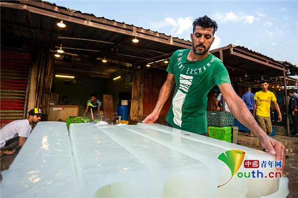 防暑降温|伊拉克迎来高温天气 工厂生产冰块助力防暑降温