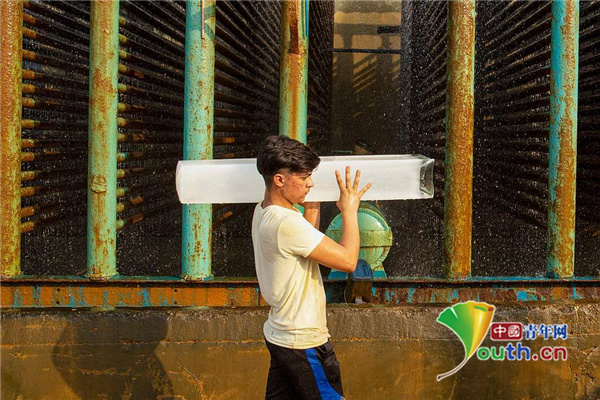 防暑降温|伊拉克迎来高温天气 工厂生产冰块助力防暑降温