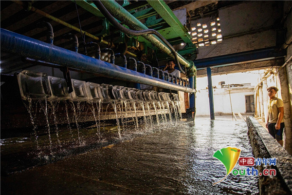 防暑降温|伊拉克迎来高温天气 工厂生产冰块助力防暑降温