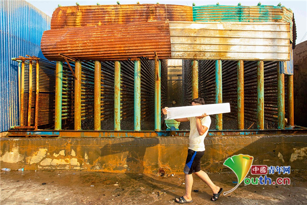 防暑降温|伊拉克迎来高温天气 工厂生产冰块助力防暑降温