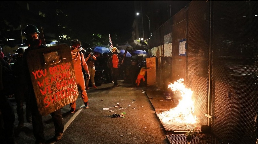 环球网|美波特兰抗议现场如“战场”，警方又有新发现：公园内出现“神秘”燃烧弹和装有子弹弹匣