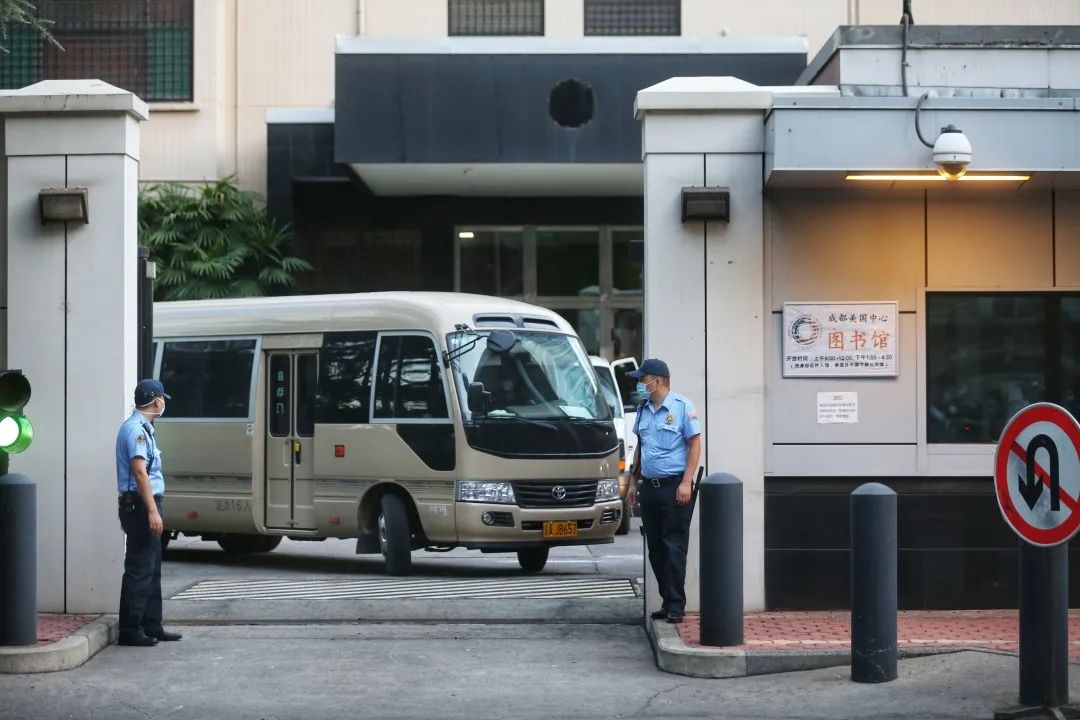 美国政治|深度：政治风暴中的中美使领馆