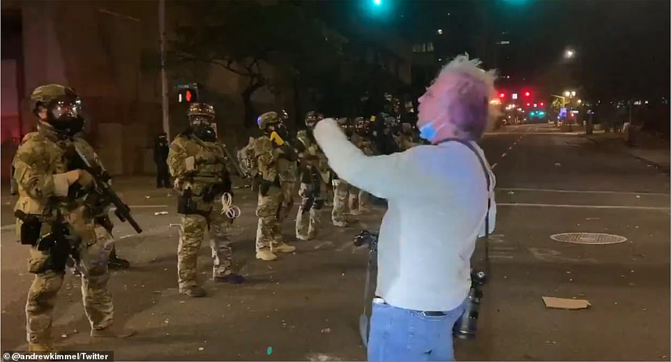 海外网|越战老兵在波特兰街头训斥警察 下一秒被喷胡椒喷雾