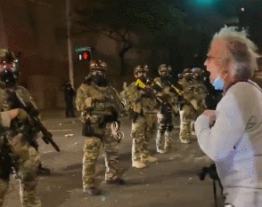 海外网|越战老兵在波特兰街头训斥警察 下一秒被喷胡椒喷雾