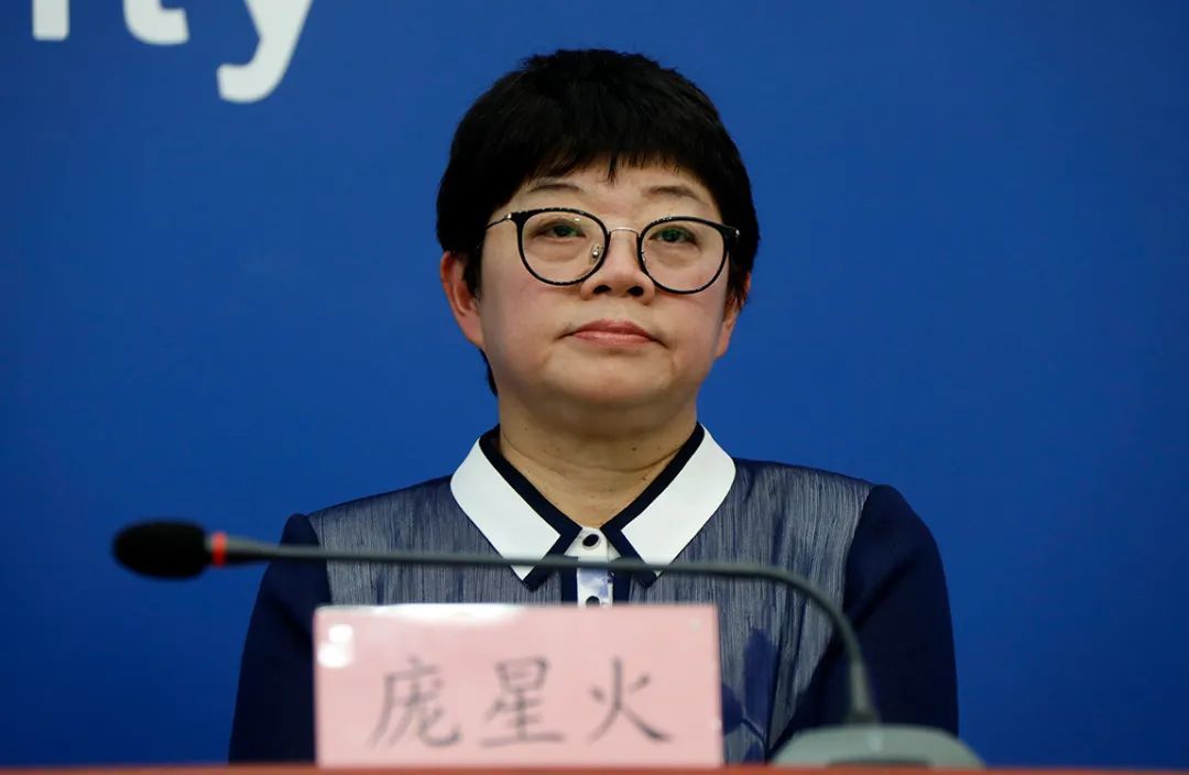 疫情|61岁，108场发布会，她最爱的一句话是……