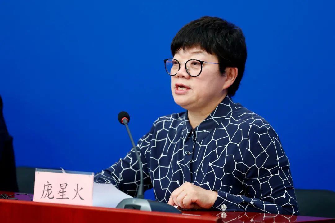 疫情|61岁，108场发布会，她最爱的一句话是……