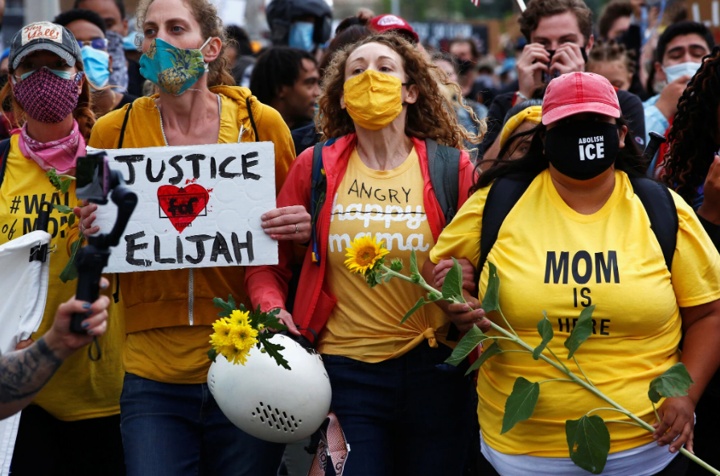 海外网|波特兰示威现场现“妈妈墙” 上万名母亲加入反歧视抗议