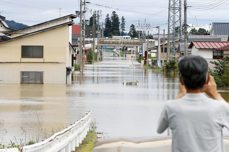 央视新闻客户端|暴雨导致日本山形县最上川4处决堤泛滥 1人受伤