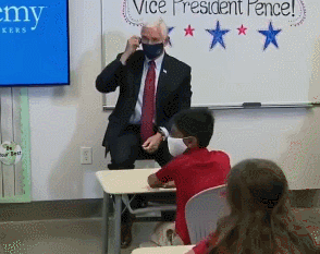 彭斯|为强推开学，彭斯直接走进学校宣传，会见学生时还摘了口罩