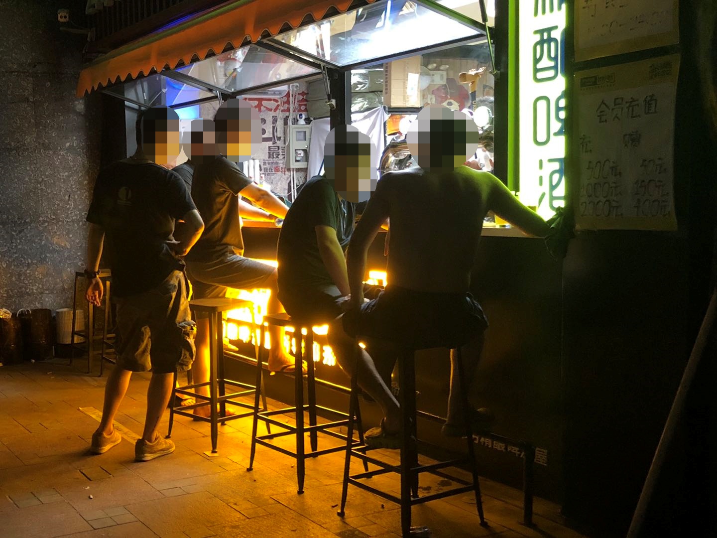 北京日报|辣眼睛！桑拿天“膀爷”又出没，咱穿好衣服行吗？