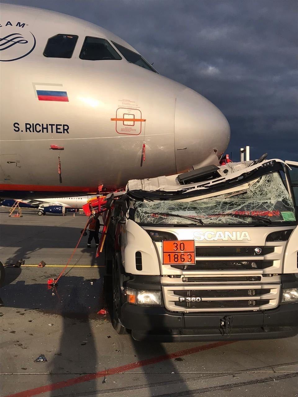 加油车|俄罗斯谢列梅捷沃机场一加油车与飞机相撞