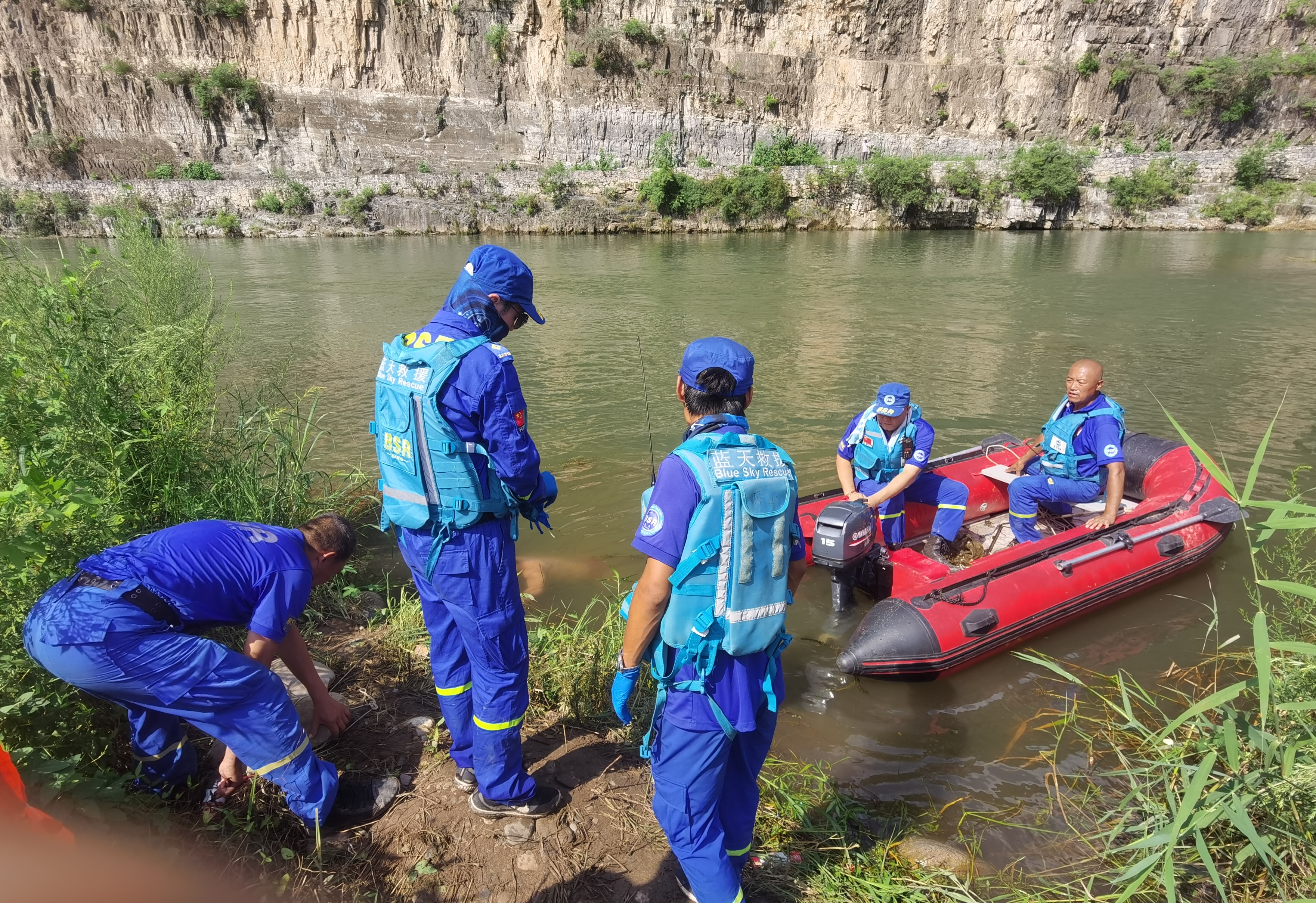 北京日报|京郊一河道26岁男子野泳溺亡，救援队无力回天