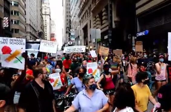 海外网|不满学校疫情下重开 纽约百名抗议者抬断头台和棺材上街