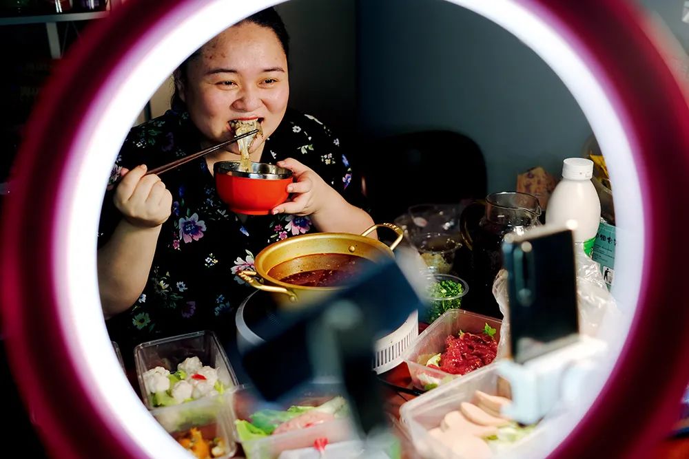 王琳|吃播:“空巢青年”的一剂良药