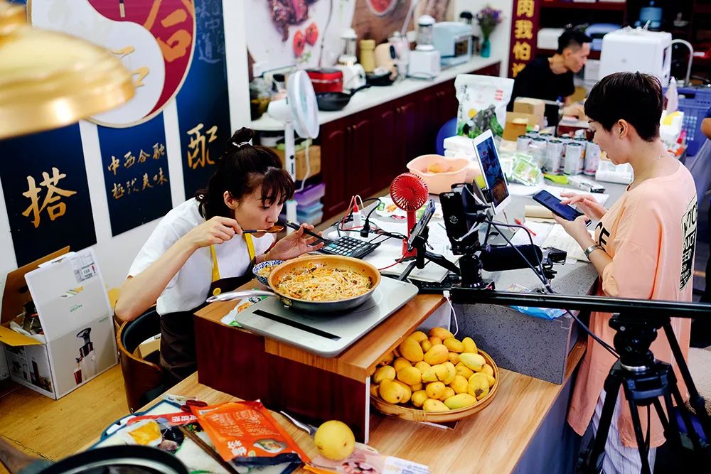 王琳|吃播:“空巢青年”的一剂良药