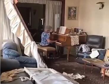 国际|悲情！白发老人坐在因黎巴嫩爆炸变成废墟的家中弹钢琴