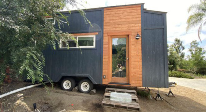旅行|夫妇自己建造微型房屋 还装了轮子可以到处走