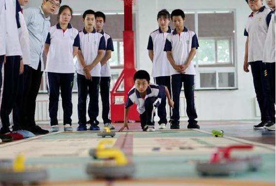 冰雪运动|【全民健身日】这些冰雪项目不太“冷” 说说冰球冰壶的大众缘