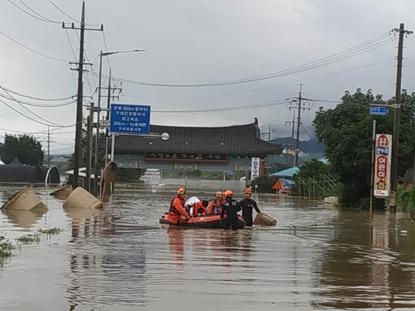 央视新闻|韩国持续暴雨致死亡人数升至22人