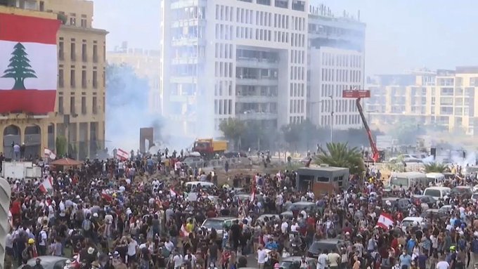 国际社会|黎巴嫩首都爆发反政府示威活动，一名警察遭袭击身亡
